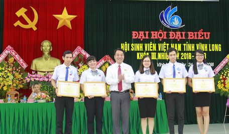 Có 2 tập thể, 2 cá nhân nhận được bằng khen của Trung ương Hội Sinh viên Việt Nam dịp này.