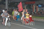 Cổ động viên Vĩnh Long mừng chiến thắng của đội tuyển Việt Nam