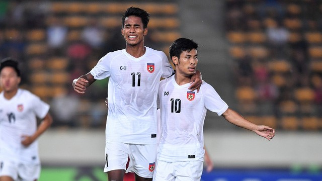 Các cầu thủ Myanmar ăn mừng bàn thắng vào lưới Lào