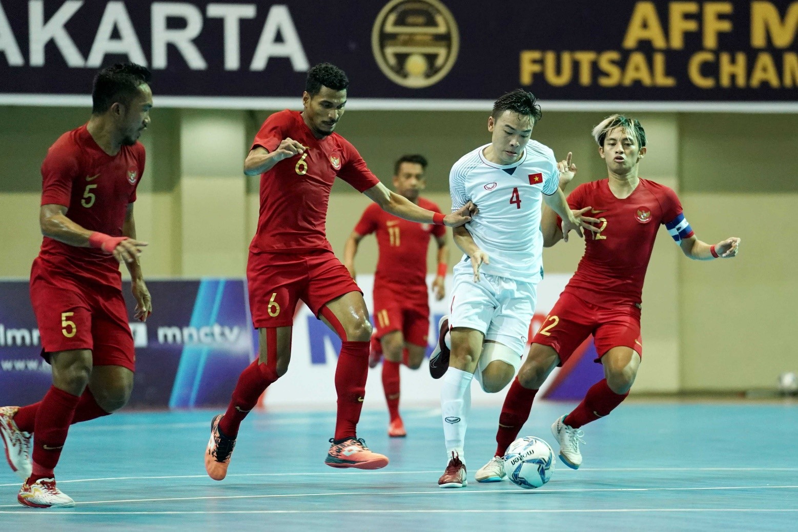 Dù có bàn thắng vươn lên dẫn trước nhưng ĐT futsal Việt Nam vẫn thua ngược 1-3.
