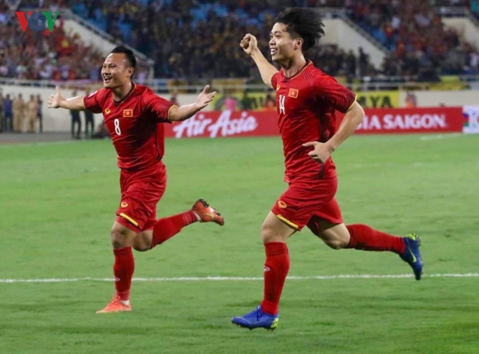 ĐT Việt Nam có khởi đầu như mơ trong cuộc tiếp đón ĐT Malaysia khi Công Phượng ghi bàn mở tỷ số ngay phút 11.