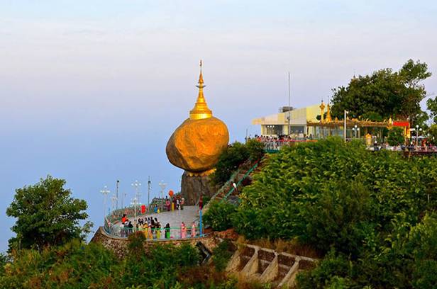 Dù Myanmar có nhiều cảnh đẹp, thế nhưng tảng đá Vàng này luôn là điểm đến không thể bỏ qua cho bất kỳ ai lần đầu tiên đặt chân đến vùng đất Phật tử này.