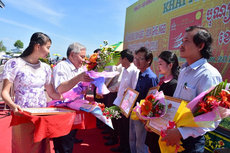 Ông Phan Văn Sáu- Uỷ viên BCH Trung ương Đảng, Bí thư Tỉnh ủy Sóc Trăng trao hoa cho các nhà tài trợ.