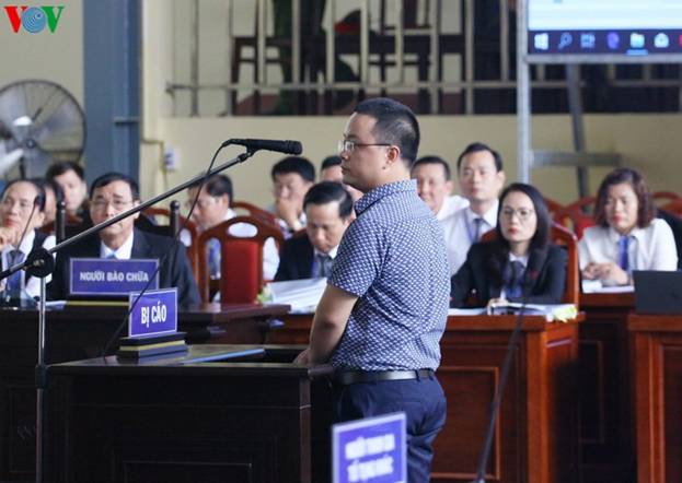 Bị cáo Nguyễn Quốc Tuấn, cựu Phó Giám đốc kỹ thuật trung tâm thanh toán CNC bị VKS đề nghị mức án 9-12 tháng tù cho tội Đánh bạc, 24-27 tháng tù tội Tổ chức đánh bạc, tổng hình phạt 33-37 tháng tù.