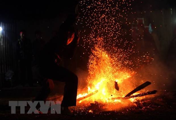 Nghi thức nhảy lửa của người Dao do Bảo tàng tỉnh Điện Biên phục dựng trong Chương trình mục tiêu phát triển văn hóa 2018 được tổ chức tại bản Huổi Sâu, xã Pa Tần, huyện Nậm Pồ ngày 21/11. (Ảnh: Phan Tuấn Anh/TTXVN)