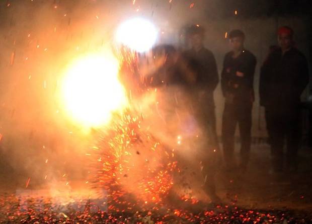 Nghi thức nhảy lửa của người Dao do Bảo tàng tỉnh Điện Biên phục dựng trong Chương trình mục tiêu phát triển văn hóa 2018 được tổ chức tại bản Huổi Sâu, xã Pa Tần, huyện Nậm Pồ ngày 21/11. (Ảnh: Phan Tuấn Anh/TTXVN)