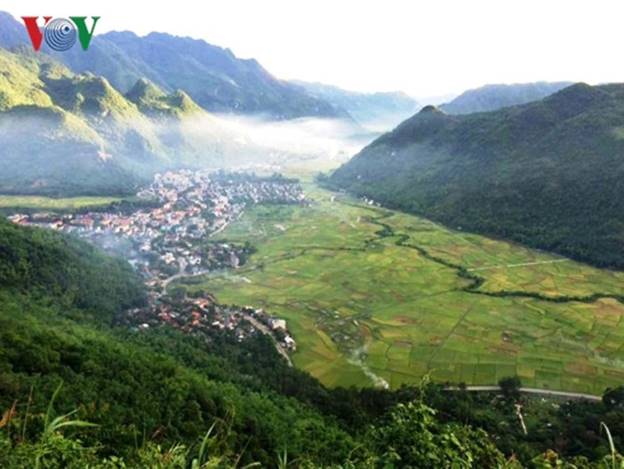 Thung lũng Mai Châu là địa danh nổi tiếng ở tỉnh Hòa Bình. Đến thung lũng Mai Châu vào thời điểm nào, bạn cũng cảm nhận được không gian sống, khung cảnh đẹp đến mê hồn của dáng núi và bức tranh tổng thể của cả thung lũng đa sắc màu.