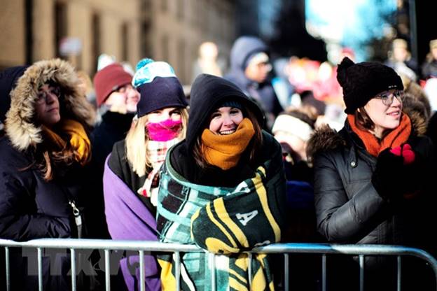  Người dân chiêm ngưỡng cuộc diễu hành Lễ Tạ ơn tại New York, Mỹ ngày 22/11/2018. (Ảnh: THX/TTXVN)