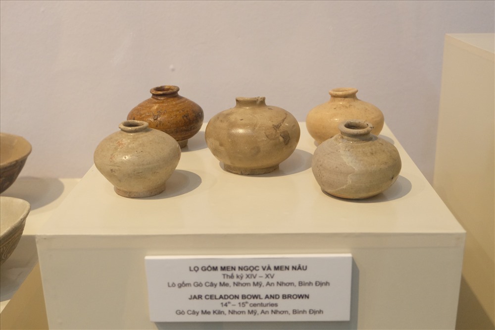 Trong đó, hiện vật có niên đại sớm nhất là bộ sưu tập gốm đất nung trang trí kiến trúc, các ngói âm dương, đầu ngói ống khai quật tại di tích Thành Cha có niên đại thế kỷ IV-VI.