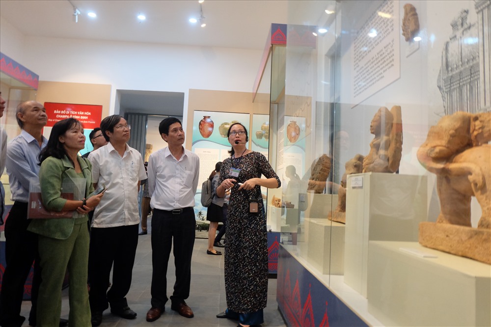Buổi triển lãm thu hút nhiều du khách đến tham quan.