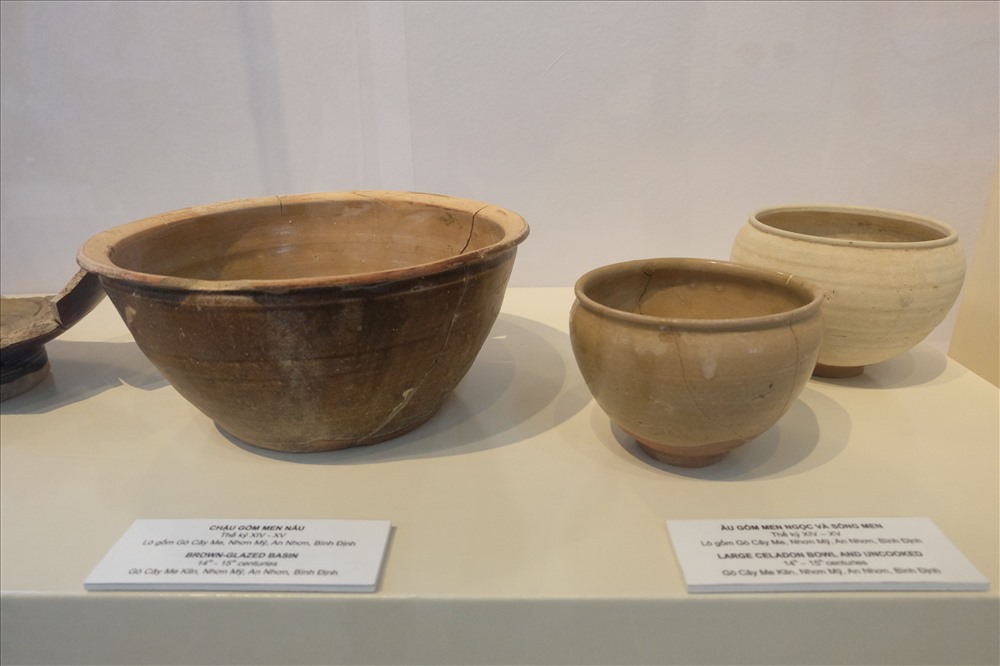  Bên cạnh đó, còn có những hiện vật xuất hiện muộn hơn như bộ sưu tập gốm tráng men độc đáo đã từng xuất hiện trên thị trường thế giới trong giai đoạn thế kỷ XIV-XV.