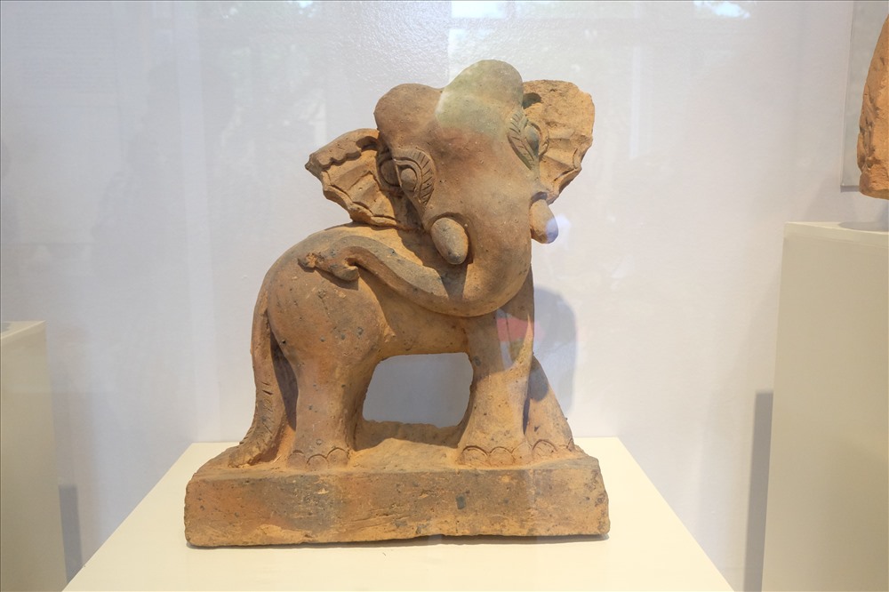 Phù điêu voi có niên đại từ thế kỷ XII được khai quật từ phế tích tháp Lai Nghi.