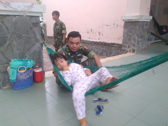 Các anh chiến sĩ vừa làm nhiệm vụ, vừa chơi đùa cùng các trẻ nhỏ trong những lúc nghỉ ngơi.