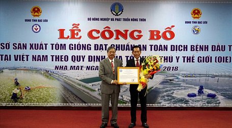 Cục Trưởng Cục thủ y Việt Nam đại diện OIE trao quyết định cho Tập đoàn Việt Úc chứng nhận cơ sở sản xuất tôm giống an toàn dịch bệnh (ảnh Nhật Hồ)