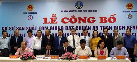  Đại diện các Sở NNPTNT khu vực ĐBSCL ký thỏa thuận hợp tác với Tập đoàn Việt Úc trong việc sản xuất cung cấp tôm giống theo chuẩn OIE. Ảnh: Nhật Hồ