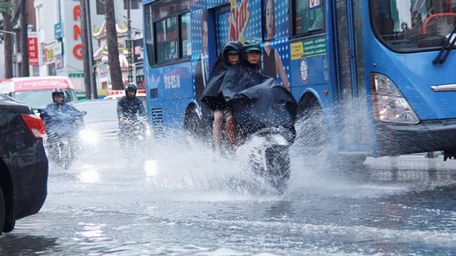 Thành phố Hồ Chí Minh mưa lớn, nguy cơ ngập lụt cao.