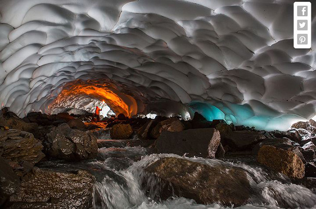  Một hang băng gần núi lửa Mutnovsky, Nga
