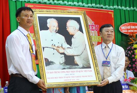 Ông Lương Hoài Nhân - Phó Ban công tác phía Nam Ủy ban Trung ương MTTQ Việt Nam trao tặng đại hội ảnh Bác Hồ.