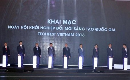 Thủ tướng Nguyễn Xuân Phúc và các đại biểu thực hiện nghi thức khai mạc Ngày hội khởi nghiệp đổi mới sáng tạo quốc gia Techfest 2018. (Nguồn: Thống Nhất/TTXVN)