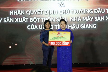 Dịp này, Công ty liên doanh bột quốc tế Intermix trao tặng 100 triệu đồng cho người nghèo ở phường Lê Bình, quận Cái Răng- TP Cần Thơ.
