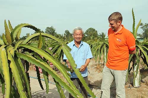 Ông Phan Kim Truyết giới thiệu về hệ thống tưới nhỏ giọt theo chương trình ứng dụng công nghệ cao tại vườn thanh long của ông. Quốc Hải