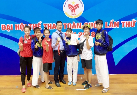 Niềm vui của Trương Thị Kim Tuyền cùng HLV, VĐV taekwondo Vĩnh Long.