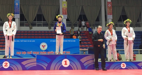 VĐV Trương Thị Kim Tuyền giành chiếc HCV (giữa) hạng cân 49kg nữ.