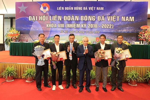 Ban tổ chức trao giấy khen và kỷ niệm chương “Vì sự nghiệp phát triển bóng đá Việt Nam” cho HLV trưởng các đội tuyển quốc gia đạt thành tích tốt thời gian qua.