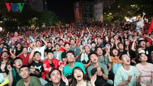 Người hâm mộ xem và cổ vũ cho ĐT Việt Nam ở trận đấu với Philippines ở phố đi bộ Nguyễn Huệ (TPHCM).