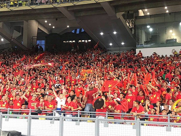 Tuy nhiên số ít cổ động viên Việt Nam có mặt tại Malaysia cũng không tỏ ra thua kém về độ cuồng nhiệt, nhuộm đỏ cả một góc khán đài. (Ảnh: AFF)