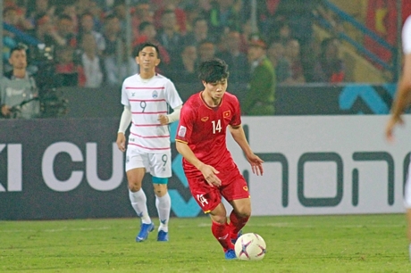 Pha tranh bóng trong trận Việt Nam thắng Campuchia 3-0, tại AFF Cup 2018.