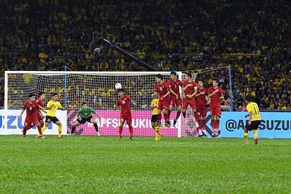 Đội tuyển Malaysia tỏ ra vô cùng nguy hiểm ở các pha bóng cố định, như cú sút phạt thành bàn này của Safawi Rasid để cân bằng tỷ số 2-2 trước Việt Nam. (Ảnh: AFF)