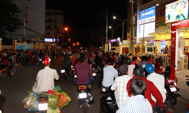Trận đấu lượt đi được tường thuật trực tiếp tại Trung tâm thương mại KHAI TRÍ thu hút đông đảo cổ động viên đến xem.