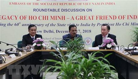 Đại sứ Việt Nam tại Ấn Độ Phạm Sanh Châu (bên phải) phát biểu tại hội thảo. (Ảnh: Huy Lê/TTXVN)