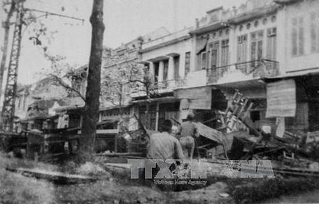 Quân dân Hà Nội chiến đấu trên đường phố, đáp lời kêu gọi Toàn quốc kháng chiến của Chủ tịch Hồ Chí Minh, đêm 19/12/1946. Ảnh: TTXVN