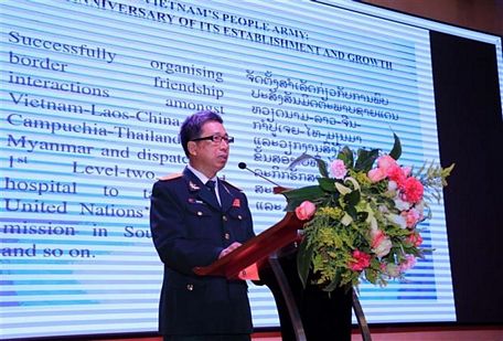 Đại tá Tào Văn Thái, Tuỳ viên quốc phòng Việt Nam tại CHDCND Lào phát biểu tại buổi Lễ. (Nguồn: Phạm Kiên/TTXVN)