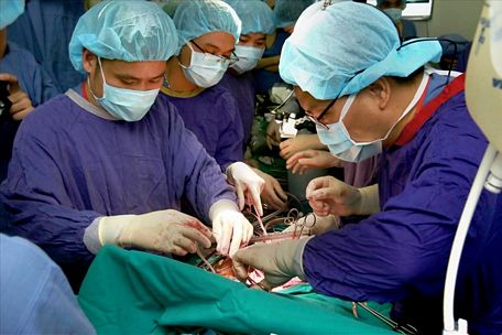 Các bác sĩ thực hiện ca ghép phổi đầu tiên ở BV Việt Đức. Ảnh: BVCC