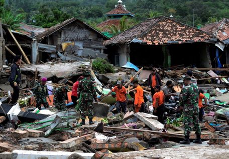 Indonesia huy động các lực lượng khắc phục hậu quả sau sóng thần - Ảnh: Reuters