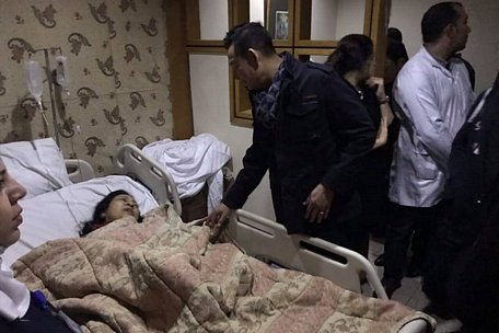  Đại sứ Việt Nam tại Ai Cập Trần Thành Công thăm hỏi nạn nhân người Việt tại bệnh viện. Ảnh: BNG