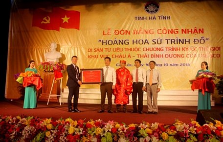  Đại diện Ủy ban UNESCO Việt Nam trao bằng di sản tư liệu “Hoàng hoa sứ trình đồ”. (Ảnh: baodansinh.vn)