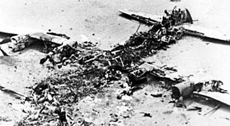 B-52 bị đặc công Việt Nam phá hủy tại sân bay Utapao.  Ảnh: Tư liệu