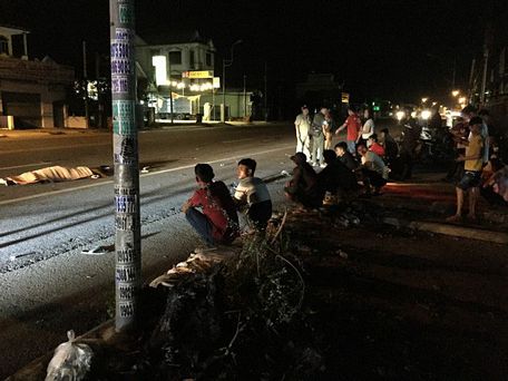 Hiện trường vụ xe đầu kéo tông chết người đi xe máy rồi bỏ chạy trên đường tỉnh 741 đoạn qua phường Hòa Lợi, thị xã Bến Cát, Bình Dương - Ảnh: B.S.