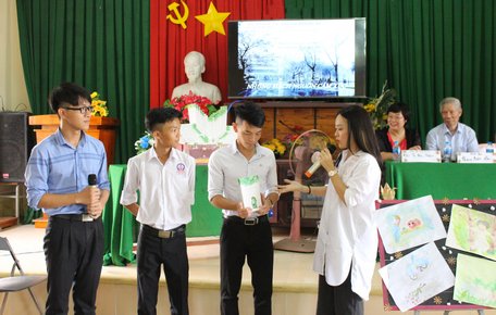 Các bạn học sinh Trường THPT Nguyễn Thông cùng giới thiệu quyển sách “Đấy là nó nghĩ thế”.