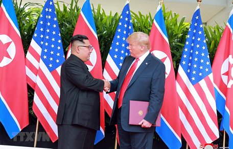Nhà lãnh đạo Triều Tiên Kim Jong-un (trái) trong cuộc gặp thượng đỉnh với Tổng thống Mỹ Donald Trump tại Singapore ngày 12/6/2018. (Nguồn: EPA/TTXVN)