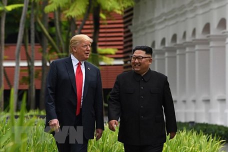  Nhà lãnh đạo Triều Tiên Kim Jong-un (phải) và Tổng thống Mỹ Donald Trump tại Singapore ngày 12/6/2018. (Nguồn: AFP/TTXVN)