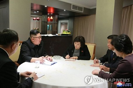 Ông Kim Jong-un thảo luận với các cố vấn tại khách sạn Melia. Ảnh: Yonhap.
