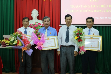 Đồng chí Trần Văn Bạch- Bí thư Đảng ủy Khối Các cơ quan tỉnh trao Huy hiệu 40 năm tuổi Đảng cho các đảng viên ưu tú.