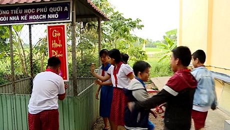 Học sinh Trường Tiểu học Phú Quới đã có thói quen phân loại rác, cho vào “Ngôi nhà 100 đồng”.
