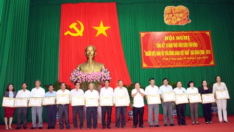 15 tập thể và 14 cá nhân có thành tích trong Cuộc vận động “Người Việt Nam ưu tiên dùng hàng Việt Nam” giai đoạn 2009-2019 đã được khen thưởng.