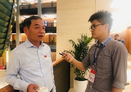 Đại biểu Lê Thanh Vân trả lời phỏng vấn báo Tin tức bên hành lang Quốc hội.